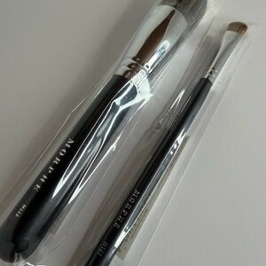 Set of MORPHE brushes. Large round buffer brush and oval eye shadow brush